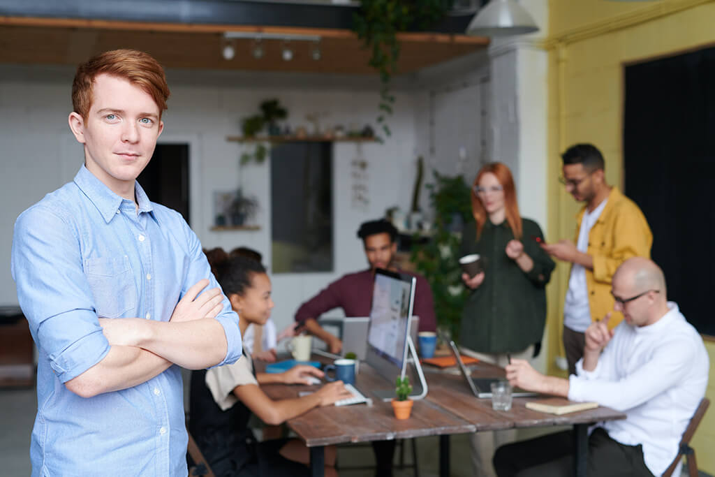 Team von Pro Academy bei der Arbeit an Programmier- und Webdesign-Projekten